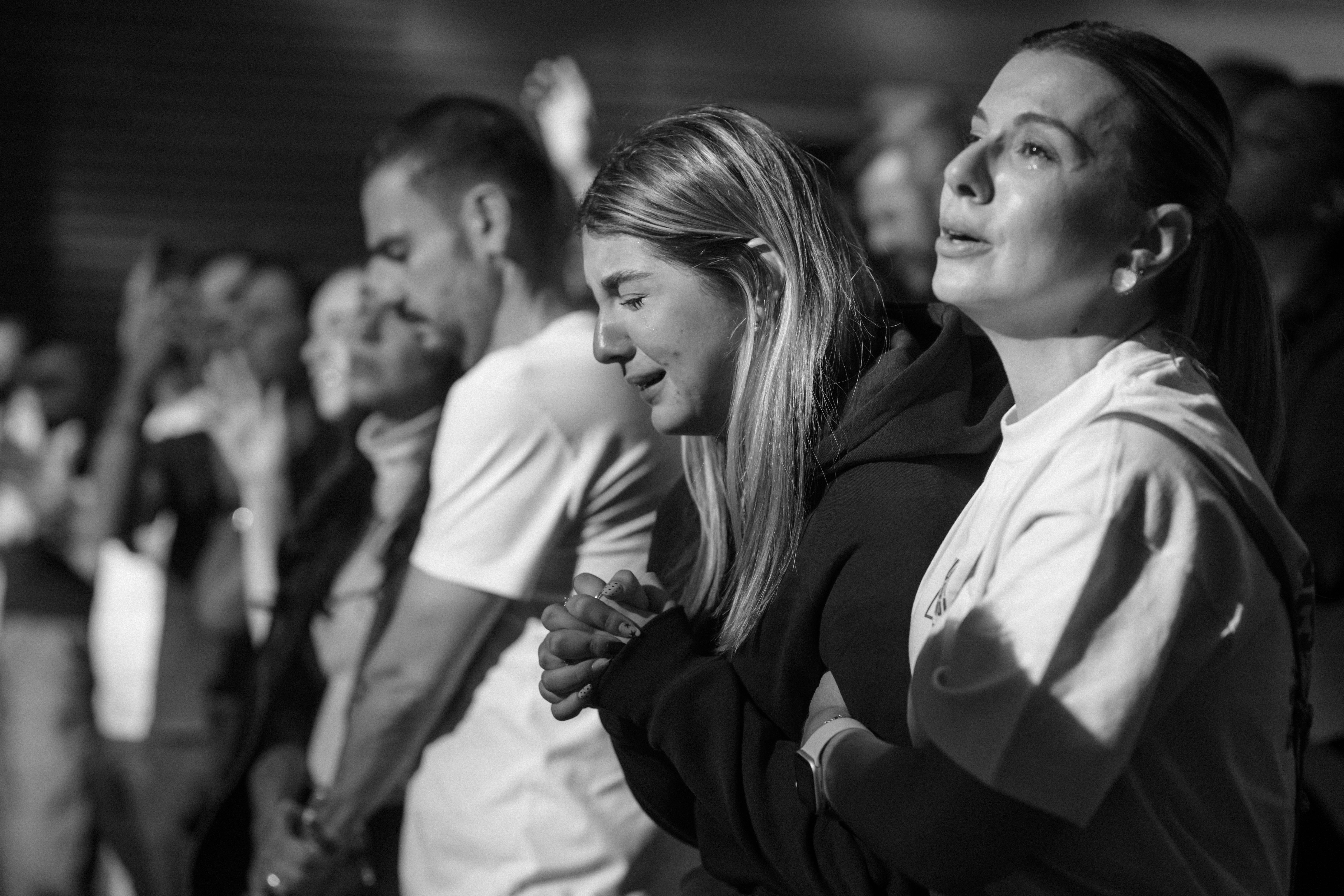 Deive Leonardo ministrando a palavra com a Bíblia em mãos